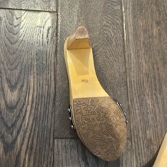 Betseyville Barbiecore wooden kitten heels - Picture 4 of 5